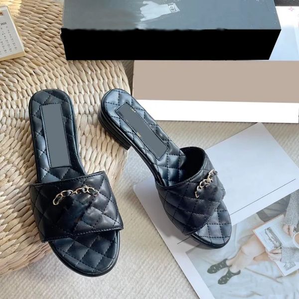 Designer quente feminino salto plano chinelos clássicos de sandálias baixas pretas com cadeia de sapatos de praia ao ar livre sliders MULES FLIP FLIP