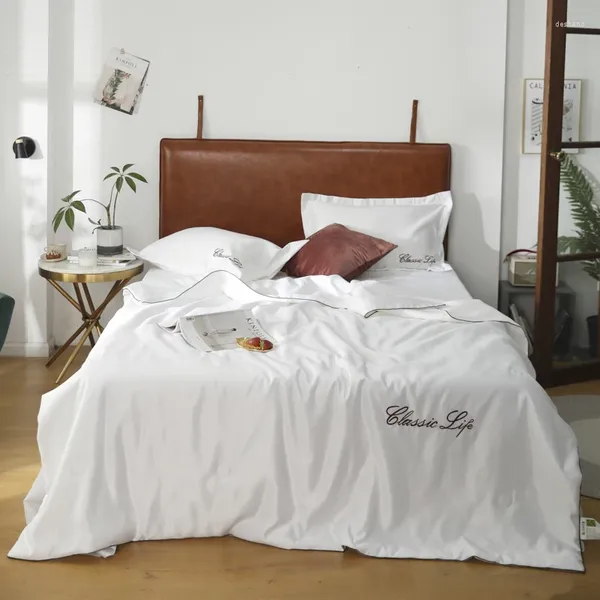 Cobertores de verão Quilt de seda fresca de seda de quatro peças Máquina lavável de ar condicionado para casa confortável El Thin