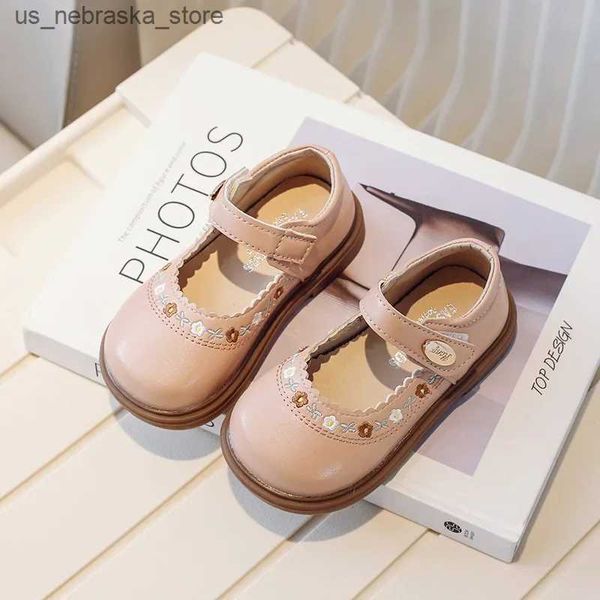 Sneakers Spring Children Shoes Princess Scarpe da fiore ricamato Mary Jane Scarpe Causal Versatile Versatile Leather Scarpe non slittata Soft Soled Q240412