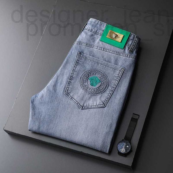 Мужские джинсы дизайнер Medusa High End Spring/Summer New Light Color Emblem Water Ghost Green Elastic Slim Fit маленькие брюки.