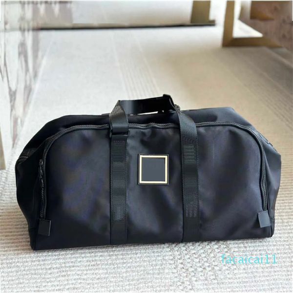 Дизайнерская суточная сумка мужчина женская модель дизайнерская туристическая сумка с большой емкостью сумочка металлическая подвеска