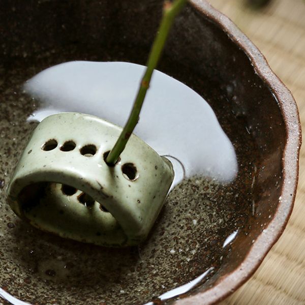 Японский дзен икебана держатель керамика с фиксированной базовой ручной ручной работы грубых керамических цветочных устройств Kenzan Flower Art фиксированный инструмент