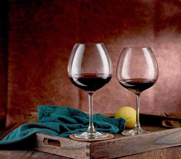 Бокалы вина Красивый красный винный шар для воздушных шаров.