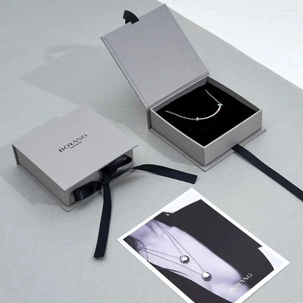 Geschenkverpackung Großhandel 500pcs/Los Custom Logo Schmuckverpackungsschachtel mit Band Bug Ohrring Ring Halskette Paket Gold/Silber