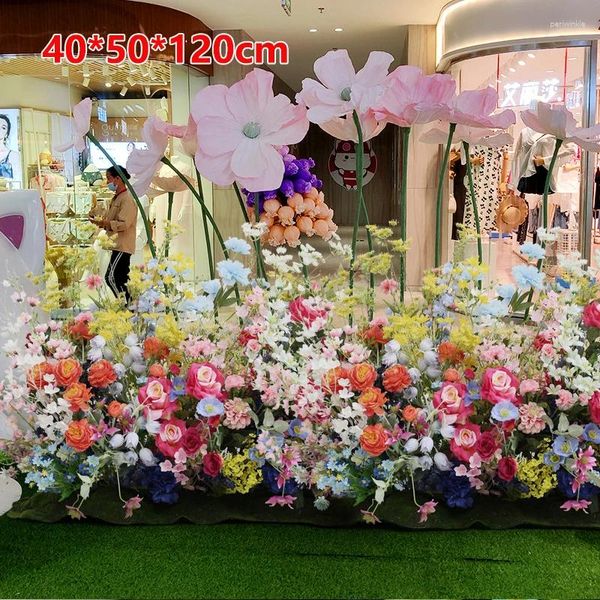 Dekorative Blumen reichhaltige und farbenfrohe Pflanzen grünes Blattboden Blume Hochzeit Kulisse Dekor Reihen Arrangement Party Requisite Fenster Display