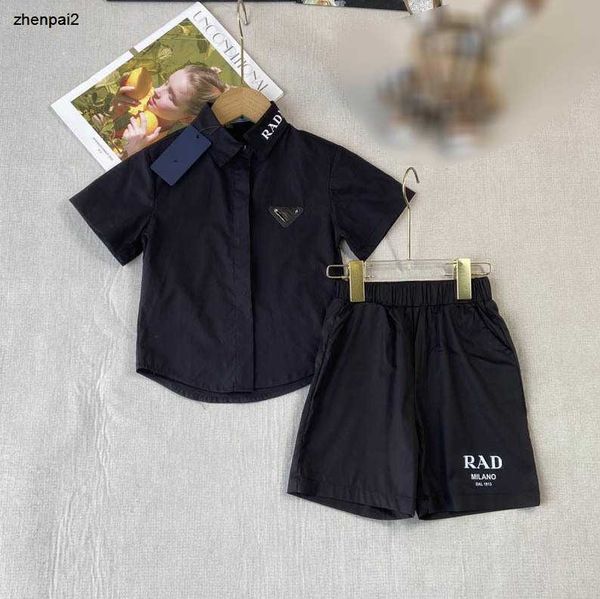 Luxus Kids Designer Kleidung Sommer Kinder Set Baby Trackersanzuiten Größe 100-160 cm reines schwarzes Lampenkragen Hemd und Shorts 24APRIL