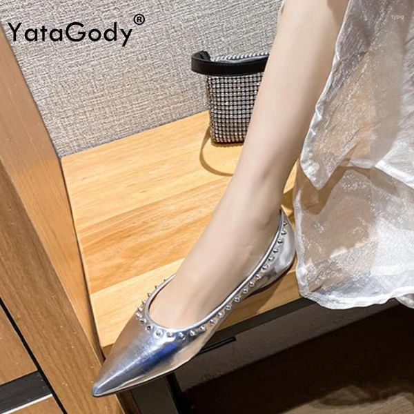 Lässige Schuhe Yatagody Größe 34-43 2024 Ins Frauen Ballett Flats Sprlly Silber Nieten Low Heels Frühlingsarbeit Hochzeitsfeier Weiches Kleid