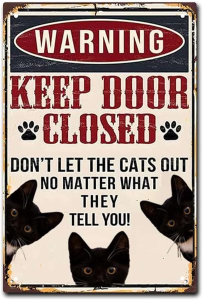 Блэк -кошка предупреждает смешное знаком на стене, держите дверь закрыты
