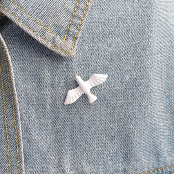 Broschen Trendy Swallow Brosche Acryl Vintage White Peace Vogelvögel Broche Pin Mode Schmuckmädchen Accessoires für Frauen