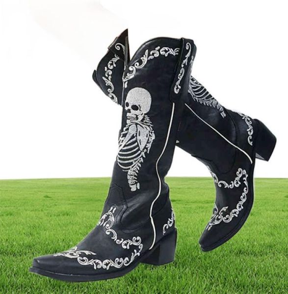 Donne Skeleton Skeleton Selfie Cowboy Western Mid Calf Stivali puntati in punta di punta tallone impilato Goth Punk Autumn Scarpe Designer Y6434295
