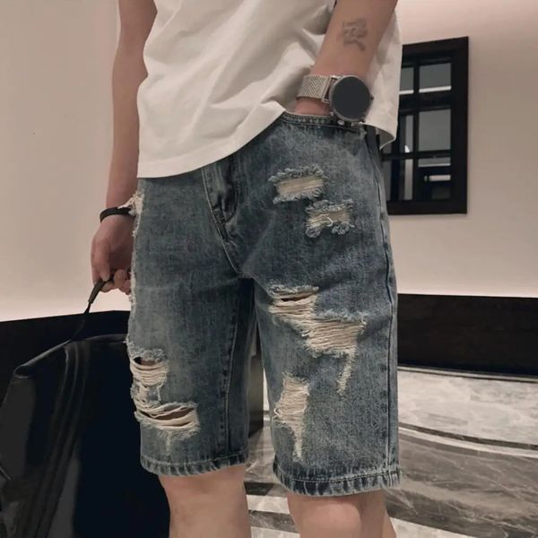 Sommer gerissene Löcher Denim Shorts Mid-Rise Taschen Zipper-Knopf Fliegen Sie gerade Beinknie Länge Männer Kurzjeans Streetwear 240412