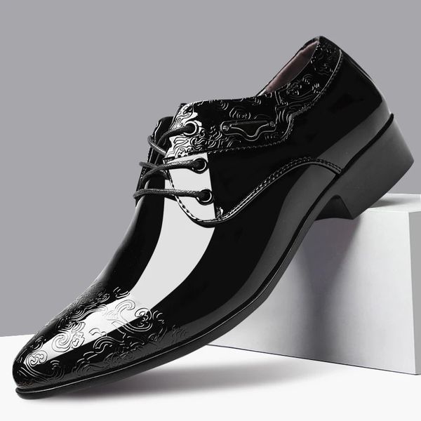 Sapatos de negócios casuais para homens vestem cace up up formal patente de couro preto brogue masculino festas de casamento oxfords 240407