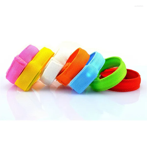 A decoração de festa liderou a pulseira piscando a pulseira de bracelete de brilho para suprimentos brilhantes de boates de concertos 20pcs/lote