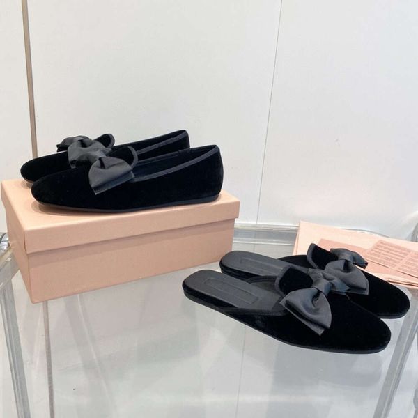 Women Slaafers Bowtie Dress Schuhe lässige Flachschuhe Designer Slipper Lederschuhe Seiden -Satinschuhe mit Kasten 551