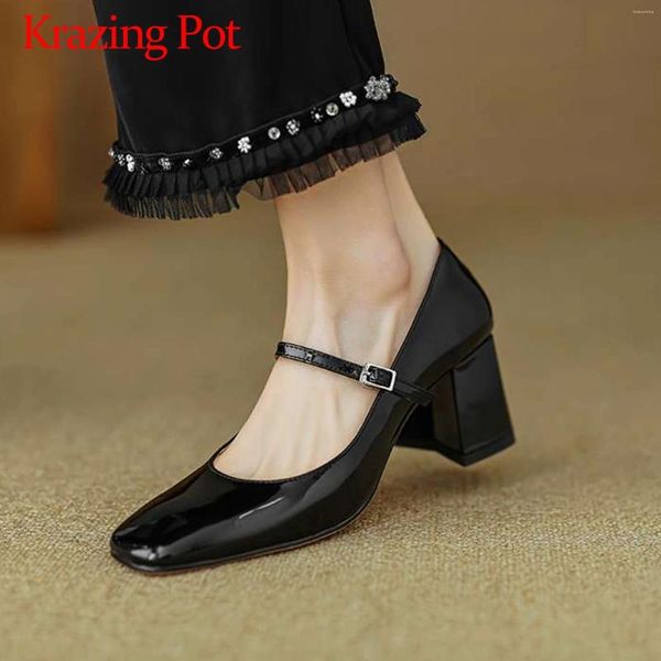 Kleiderschuhe Krazing Pot Kuhleder Metallschnalle Dicke High Heels Sommer Mode Square Toe Mary Janes Wunderschöne Luxusfrauen Pumps