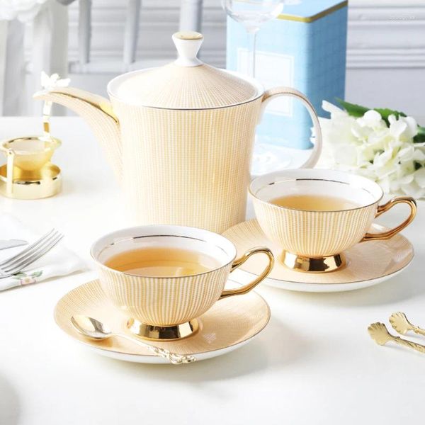 Cups Saucers Tee -Set Luxus europäische Kaffee Tasse Gold Rand Vintage Bone China Keramik Elegante Originalbecher Getränke Geschirr