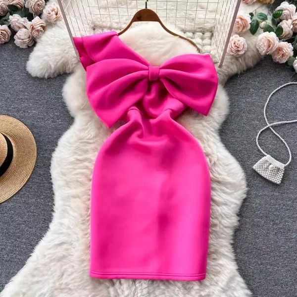 Lässige Kleider Lady Rose Pink Sexy eine Schulter Bow Kurzpartykleid 2024 Sommer Korean Chic enge Taille Schlanke Hip Hip