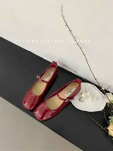 Sıradan Ayakkabı Markası Düz ​​Alt Mary Jane Kadınlar Fransız Retro Bir Çizgi Tepe Kırmızı Patent Deri Bale Trendi Boyutu 33-44