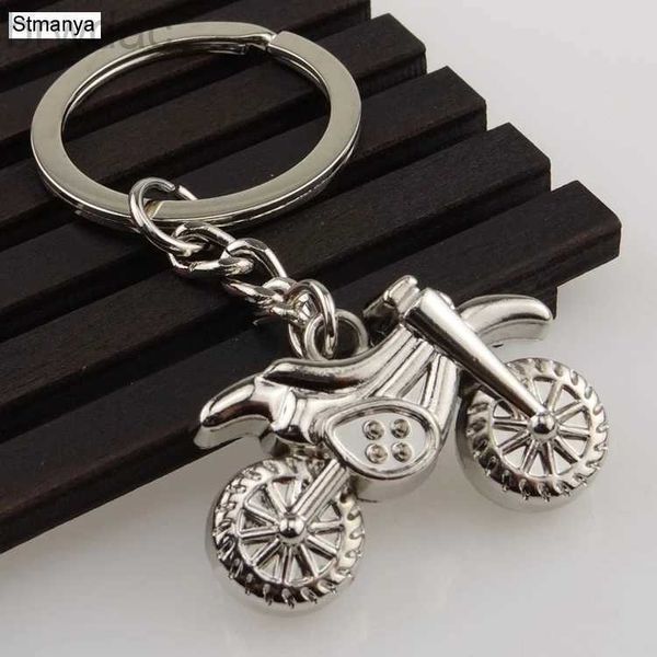 Schlüsselringe Neues Design Cool Luxury Metal Keychain Car Key Kette Schlüssel Ring Motorradhelmschlüsselkette für neue Simulationsgeschenke 17335 240412