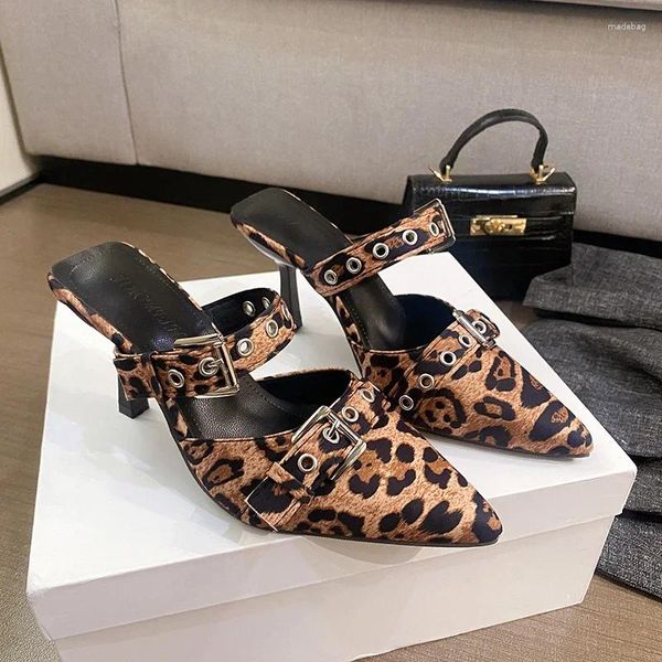 Scarpe eleganti alla fibbia della cintura di stampa leopardata con tacchi sottili europei e americani sandali baotou femminile 2024 puntato alto