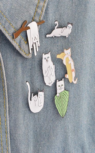 Cartoon Funny Cats with Banana On Branch Design Pins Pins Pintch Pint Back Corsage Men Women Child Jewelry5175769