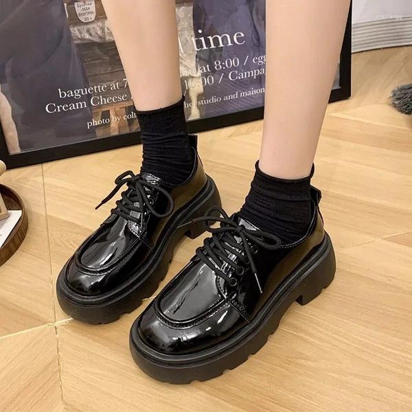 Sapatos casuais 2024 Women Spring Black Platform Flats Mulheres Mocas escorregadores em barcos Designer de couro Oxfords