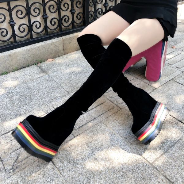 Stiefel 2023 Neue vielseitige High Heels Frauen erhöhte Motorradstiefel Schwammkuchen mit Regenbogenboden Oberschenkel hohe Stiefel