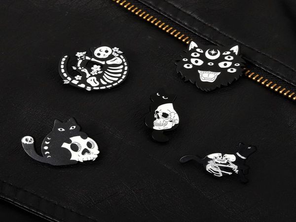 Cartoon Skeleton Gato Roupos de esmalte broches pinos unissex punk skull animal de lapela pinos para suéter de halloween saco de cowboy chapéu b9654195