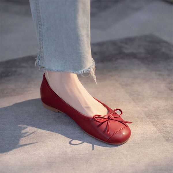 Scarpe nonna in pelle piena 2024 all'inizio della primavera bassa scarpa da ballo bassa piatta a bassa scarpa di piccole scarpe single rosse benmingnian