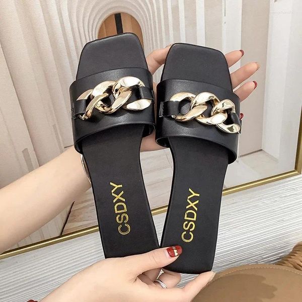 Chinelos de moda feminina feminina de dedo do dedo dedo plana sandálias de praia chinelos de metal decoração de sapatos casuais