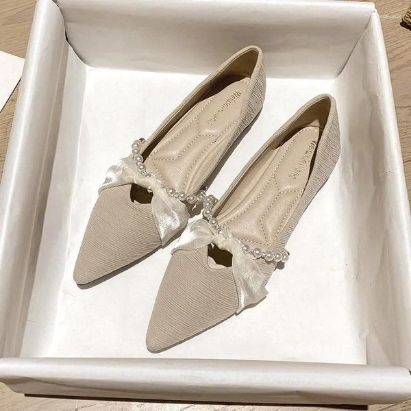 Sapatos casuais de alta qualidade Mulheres pontiagudas da primavera Designer de pérolas rasas de corte raso versátil tamanho grande 34-43