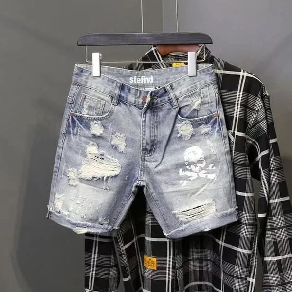 Summer Ripped Hole Meggar calças curtas Personalidade de personalidade do esqueleto Skull Impresso Korean Slim Metting Cowboy Denim Shorts 240410