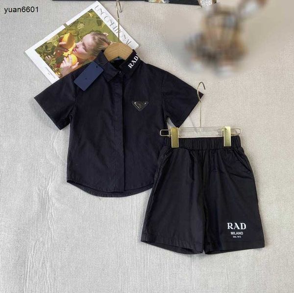 Beliebte Kinder Designer Kleidung Sommer Kinder-Set Baby Tracksuits Größe 100-160 cm reines schwarzes Lappelkragen Hemd und Shorts 24April