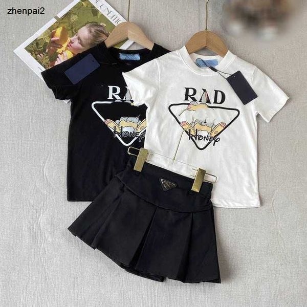 Luxury Kids Designer-Kleidung Mädchen Überwachung Baby Tracksanzuiten Größe 90-150 cm kurzärmeliges T-Shirt und schwarzer kurzer Rock 24APRIL