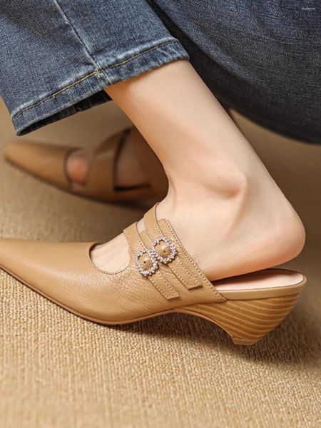 Slippers Zapatos Mujer 2024 Tendencia Primavera/Verão Mulheres de alta qualidade Mules Inglaterra sandálias femininas Derss saltos