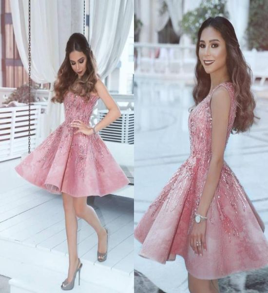 2018 Novo Dubai Blush Rosa Vestidos de Homecoming Vestidos V Decote sem mangas Uma linha Vestidos de graduação de outono Minchos curtos GOWN1877172