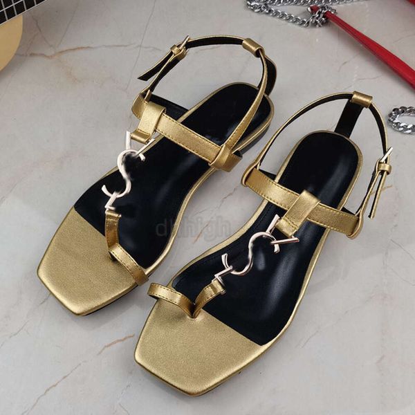 2024 Sandálias planas de marca designer Sandálias lisadas de couro preto Sapatos femininos de vestido Tribute Cassandra Sandal Metal Buckle Women Wedding Party Top Quality