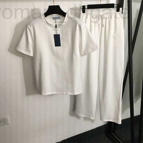 Pantaloni da due pezzi da donna Set di designer di comodi e minimalisti in tessuto a manicotto a maniche corte e gamba elastica della gamba elastica pantaloni casual