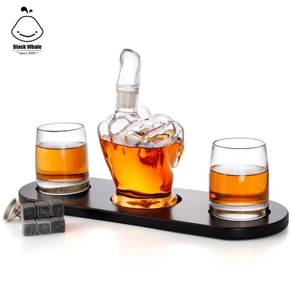 Nuovo set di whisky in vetro con una bottiglia di vetro a forma di dito medio con due tazze di cristallo e telaio in legno come contenitore di vetro per vino2537944
