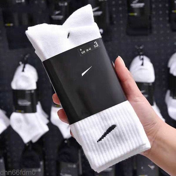 Designer de moda preto branco de alta qualidade meias homens homens algodão all-match clássico ankle ankle gancho respirável mistura mixagem futebol esportes de basquete esportivo anúncios