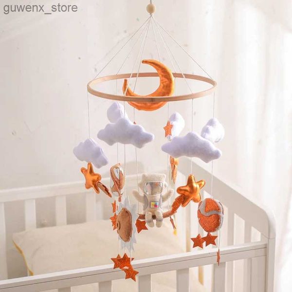 Mobiles# Crib Mobile Wooden Baby abalga o espaço de feltro macio, astronautas da cama Bell Newborn Music Box pendurado Brinquedos Bracket Baby Gifts Y240412