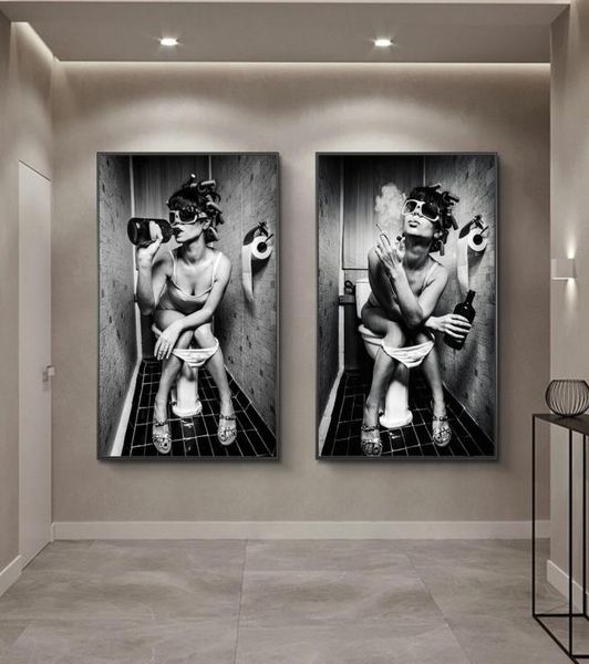 Нордические холст -художественные плакаты и принты Сексуальная девушка сидит в туалетном черно -белом женщине дым и пить в туалете Плакат 4568028