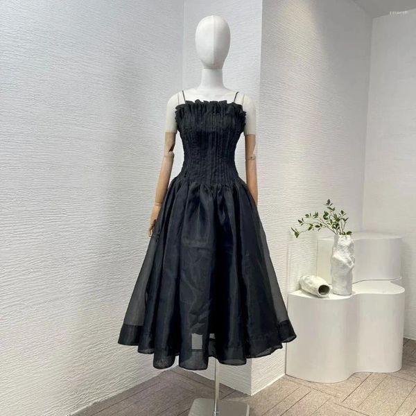 Lässige Kleider 2024 Neueste hochwertige Kollektion Schwarz trägerloser, ärmelloser Midi -Kleid mit Rundlosen, mit gerissenem Falten.