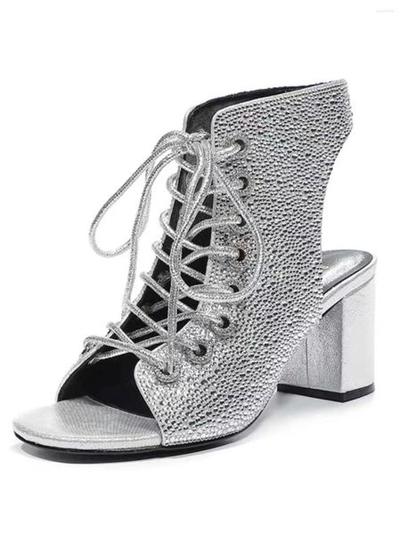 Elbise ayakkabıları 2024 yaz moda kıdemli serin botlar yüksek üst kristal içi boş dantel sandalet tıknaz topuklu