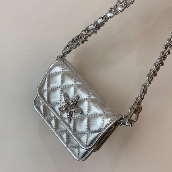 Bright Silber Damen Crossbody Make -up -Bag -Kette dekorierte Silber -Hardware -Qualität Handwerkskunst mit Verpackungsschachtel