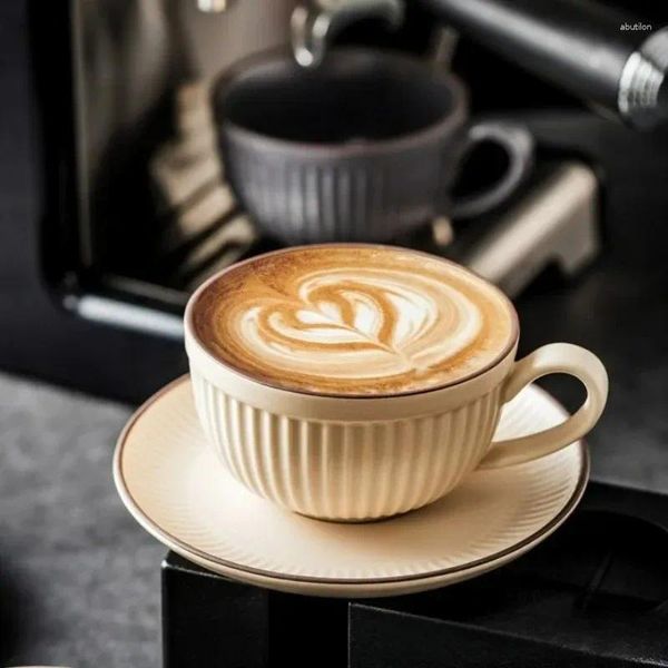 Kupalar 1 set kahve fincanı ve tabağı latte benzersiz zeytin yeşili lotus fincan-bir yaratıcı tabak.