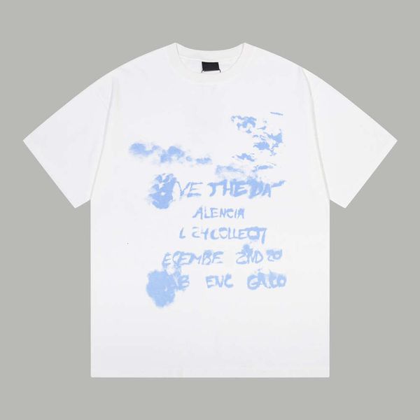 Yüksek Versiyon B Family Blue Sky Bulutlar Graffiti Baskılı Tişört 24ss Çift Stil Moda Çok Yönlü Gevşek Takım Modaya Modeli Kısa Kollu
