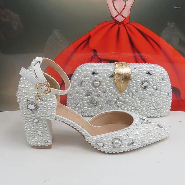 Kleiderschuhe Models weiße Perlen Frauen Brauthochzeit und Tasche spitzer Zeh weibliche Party Mode -Knöchelgurt dicke Fersenpumpen