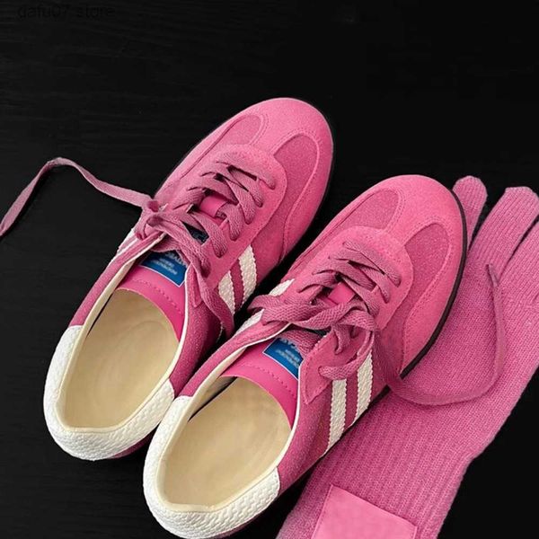 Scarpe eleganti Scarpe casual Strawberry Bear 2024 Nuovo allenamento rosa tedesco Edizione coreana in pelle genuina Forrest Gump Dopamine Girl Color Abbinamento H240412