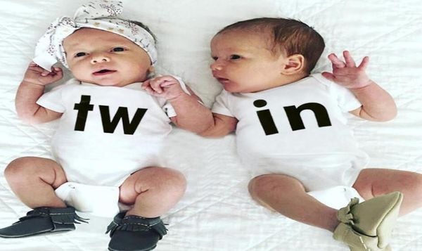Abbigliamento abbinato per famiglie neonate per bambini per bambini lettere gemelli a doppia manica corta topstfit per baby9890746